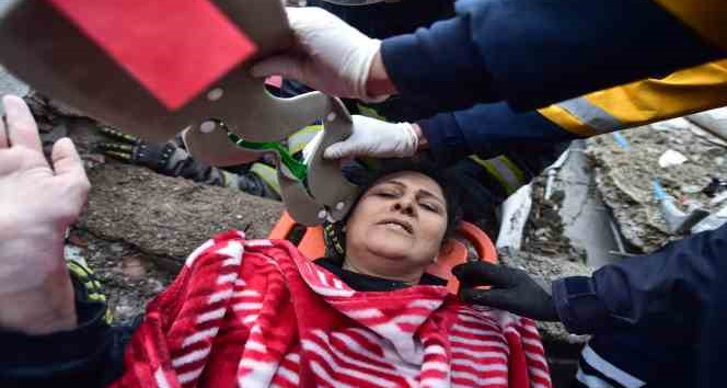 (Özel) Kahramanmaraş’ta 2 kadın 21 saat sonra enkazdan sağ çıkarıldı