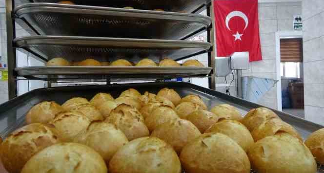 Meslek lisesinde depremzedeler için günde 15 bin ekmek üretiliyor