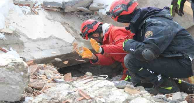 Kahramanmaraş’ta Nermin Teyze 24 saattir enkaz altında kurtarılmayı bekliyor