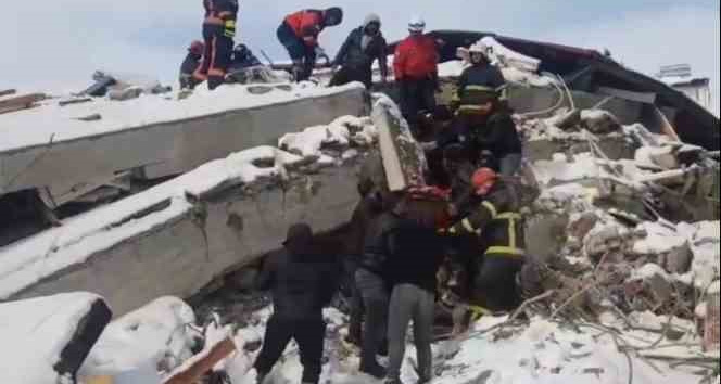 Düzce itfaiyesi ekibi 33 saat sonra yaralı vatandaşı enkazdan çıkardı