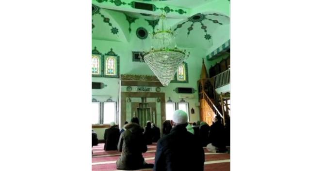 Cemaat dua ederken depreme yakalandı