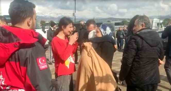 Depremin kalbinde 34 saat sonra ağlatan buluşma