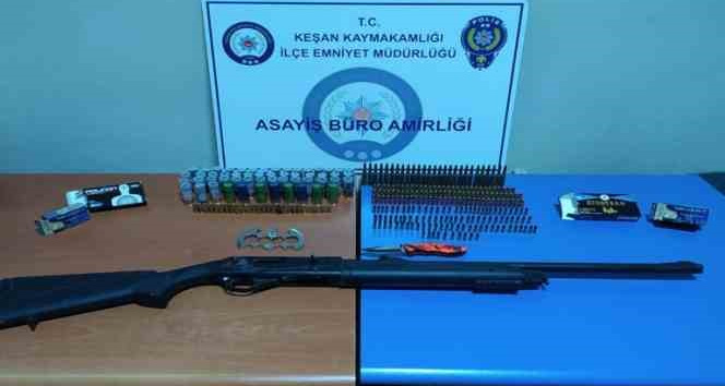 Havaya ateş açtı, evinden mini cephanelik çıktı