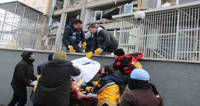 Hasar gören hastanede mahsur kalan hastalar, İHA muhabirlerince kurtarıldı