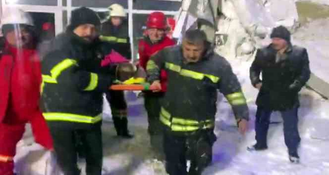 Samsun itfaiyesi Elbistan’da 5 kişiyi enkazdan kurtardı