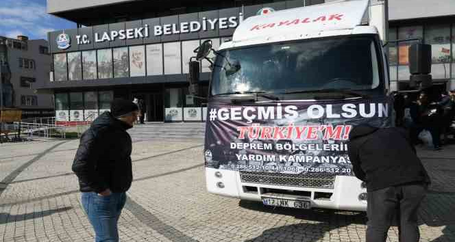 Lapseki’den 2 kamyon dolusu yardım malzemesi deprem bölgesine doğru yola çıktı