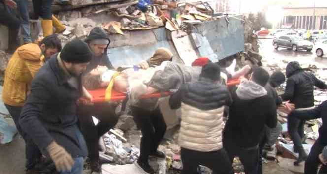 Yıkılan 10 katlı binadan yaralı kurtarıldı