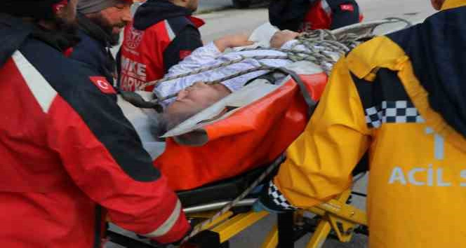 Ağır hasarlı binada mahsur kalan obezite hastası kurtarıldı