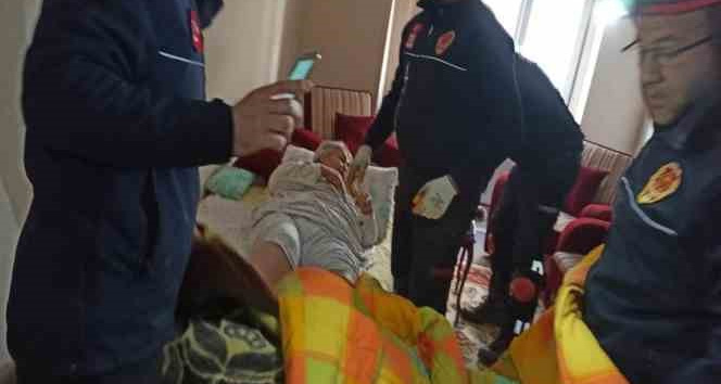 Hasarlı binada mahsur kalan yaşlı kadın kurtarıldı