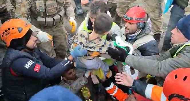 Giresun arama kurtarma ekipleri iki çocuğu göçük altından sağ olarak çıkardı