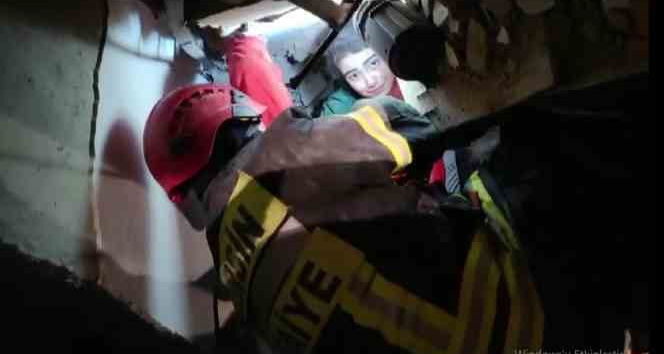 Enkaz altında kalan baba ile kızı göçük altından sağ kurtarıldı