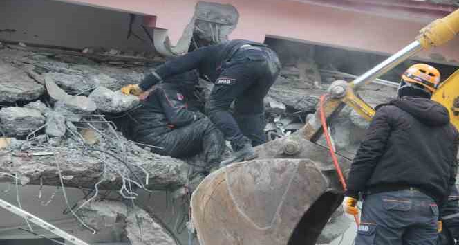 Depremin merkez üssünde kurtarma çalışmaları devam ediyor