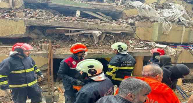 Mardin Büyükşehir Belediyesi ekipleri 2 kişiyi enkaz altından çıkardı