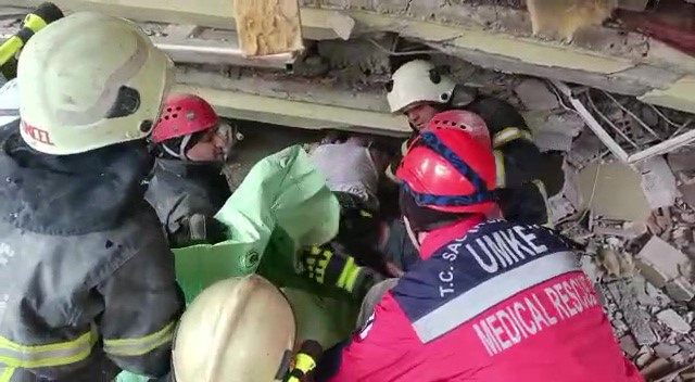 37 saat sonra enkazdan kurtuldu