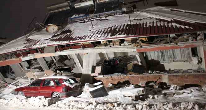 Elbistan depreminden geriye yıkılmış binalar kaldı