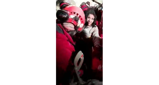 Enkaz altındaki 46. saatin ardından hayata böyle gülümsedi