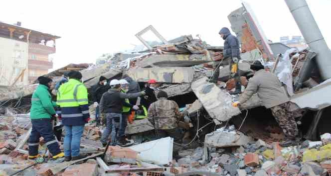 Elbistan’da 9 kişinin olduğu bir apartmanın enkazında arama kurtarma çalışmaları devam ediyor