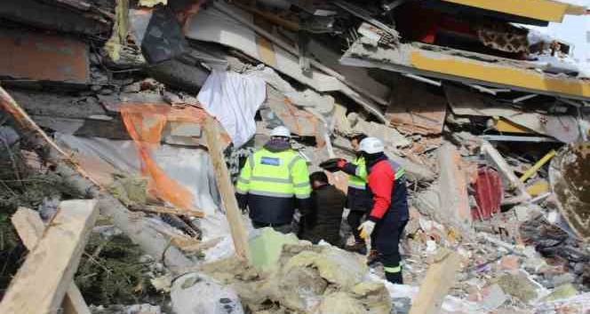 Enkaz altından ses duydular, birbirlerine sarıldılar