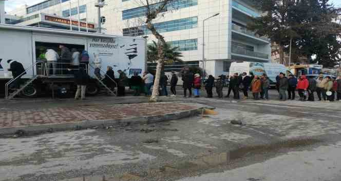 Mobil mutfak tırı, Adıyaman’da depremzedelere sıcak yemek vermeye başladı