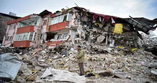 Enkazın başında namaz kılıp yakınları için dua etti