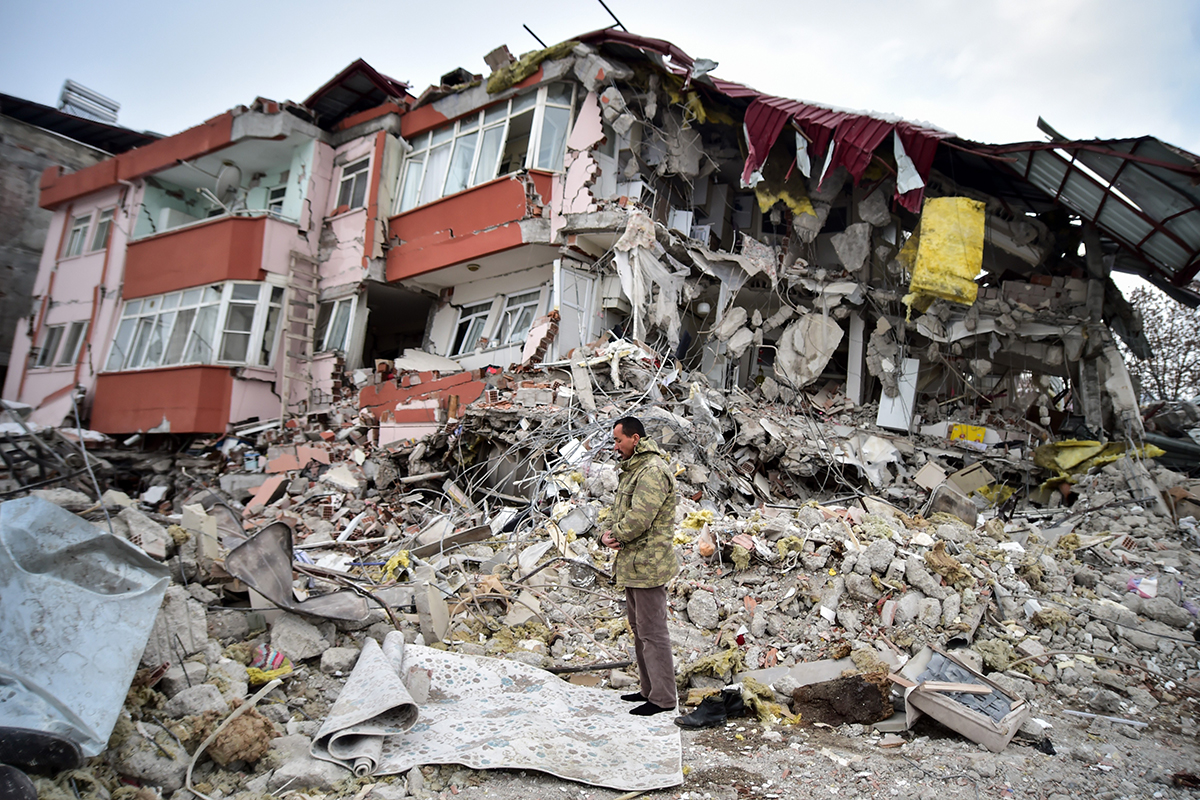 Türkiye'deki deprem dünya basınında: 'Yüzyılın en ölümcül depremlerinden biri'