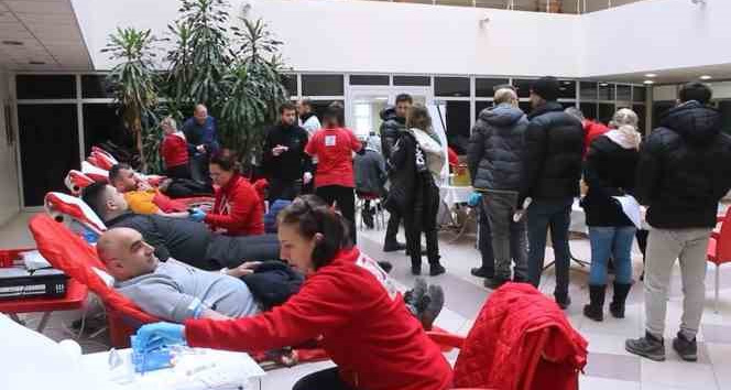 Depremzedeler için iğne korkusunu yendi, ilk kez kan bağışında bulundu