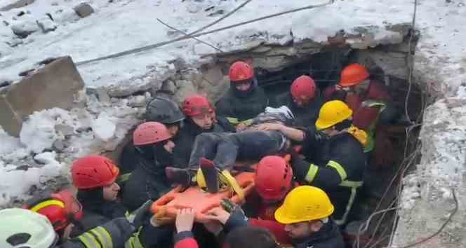 38 yaşındaki kadın enkazdan sağ çıkarıldı