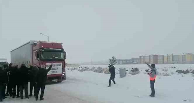 Kars’tan deprem bölgesine yardımlar sürüyor