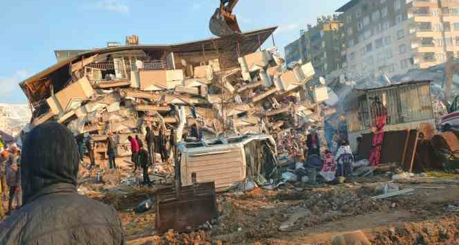 Kahramanmaraş’taki enkazdan 3 kişi kurtarıldı