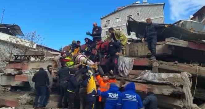 Ezine Belediyesi Arama Kurtarma ekipleri, iki vatandaşı göçük altından sağ olarak kurtardı