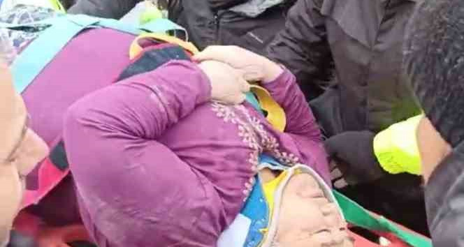 Kahramanmaraş’tan bir güzel haber daha, bir kadın enkazdan kurtarıldı