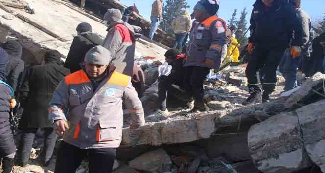 Melikgazi Belediyesi ekipleri enkazdan 15 can kurtardı