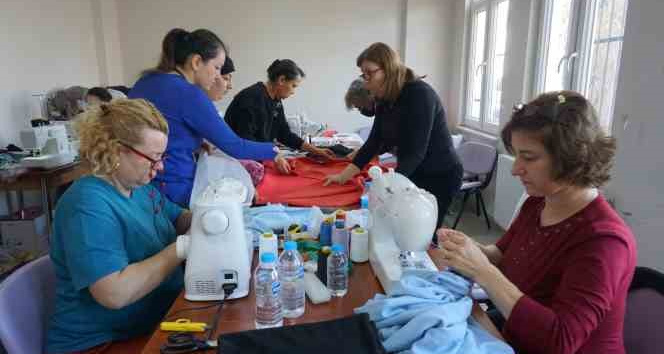 Edirneli kadınlar, depremzedeleri sıcak tutacak kıyafetler dikiyor