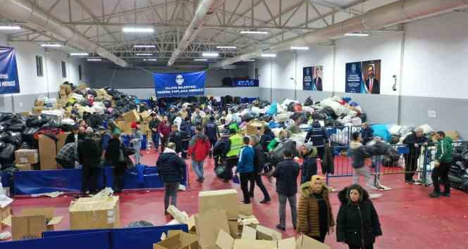 Yalova’dan gıda dolu 6 tır daha deprem bölgesine gönderildi