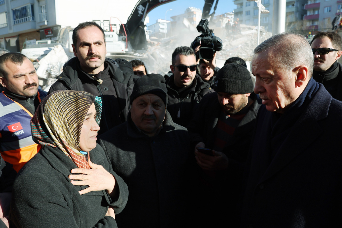 Cumhurbaşkanı Erdoğan çadır kenti ziyaret etti, depremzedelerin yüreğine su serpti