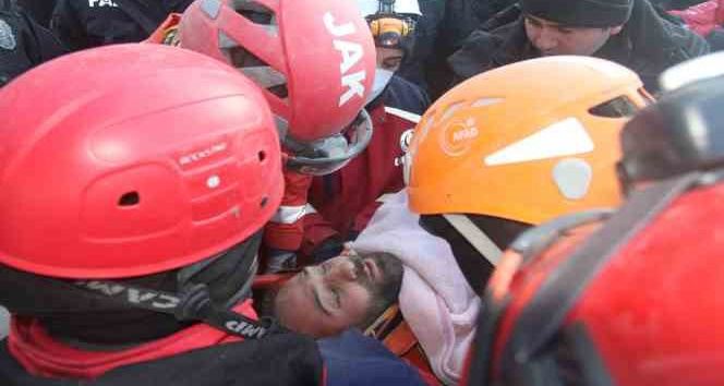 Aynı aileden 3 kişi 61 saat sonra enkazdan sağ çıkartıldı