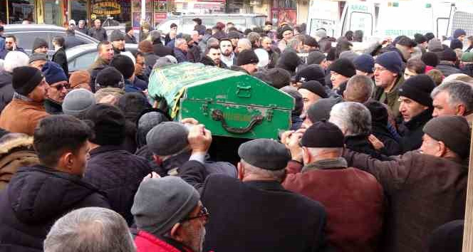 Kızının enkazdan kurtarılmasını bekleyen baba kalp krizi sonucu vefat etti