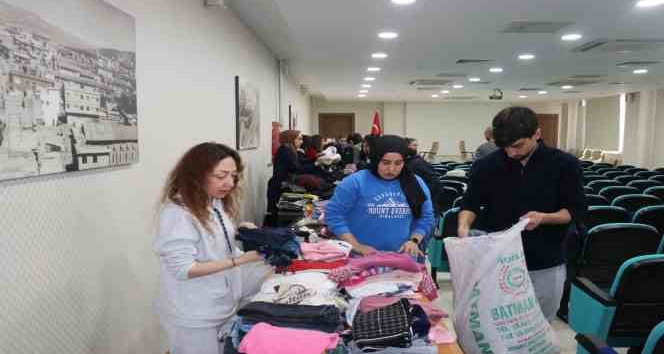 Siirt’ten deprem bölgesine yardım tırları gönderildi