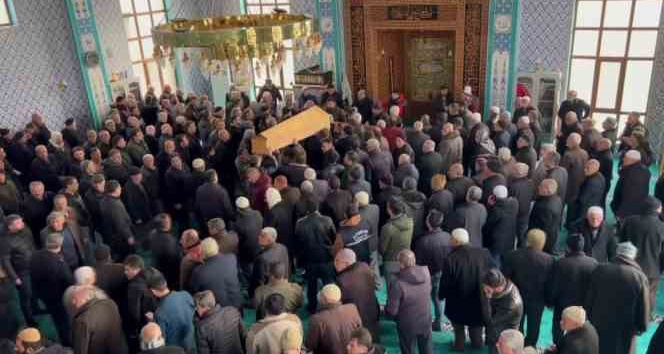 Depremde enkaz altında hayatını kaybeden 6 kişilik aile Mardin’de defnedildi