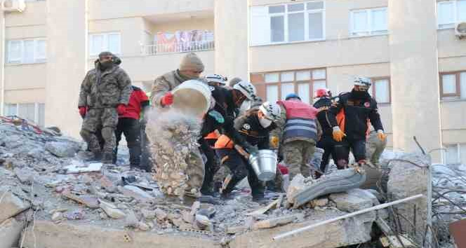 Jandarma termal kameralar ile enkazda arama yapıyor