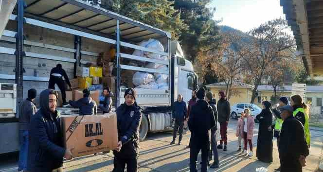 Alaplı’dan çıkan yardımlar Deprem Bölgesinde Dağıtımını Sürdürüyor