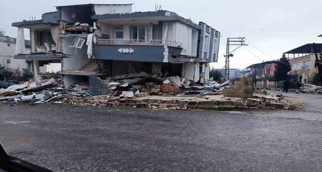 Enkaz altında 16 saat mahsur kalan vatandaş o anları anlattı