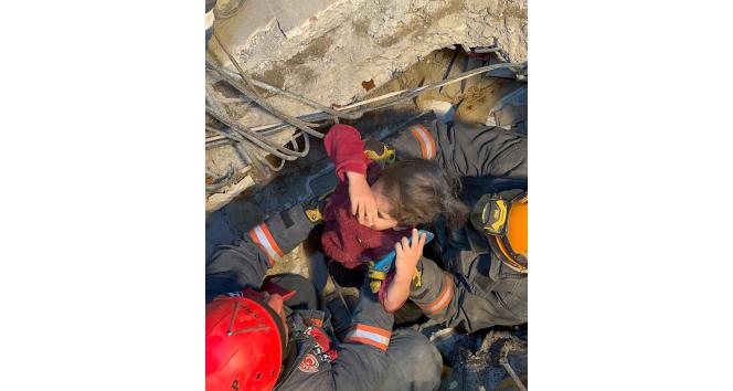 72 saat sonra gelen mutluluk: 3 kişilik aile kurtarıldı