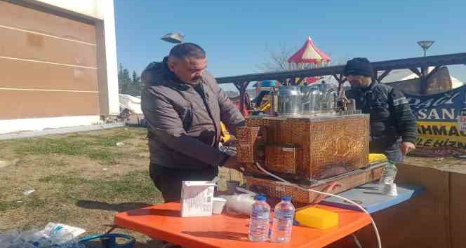 Çaycı kendi imkanları ile gittiği Gaziantep’te depremzedelerin içini ısıtıyor