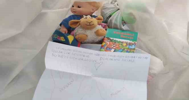 Minik yürekleri depremzedeler için attı: Gönderdikleri notla duygularını paylaştılar