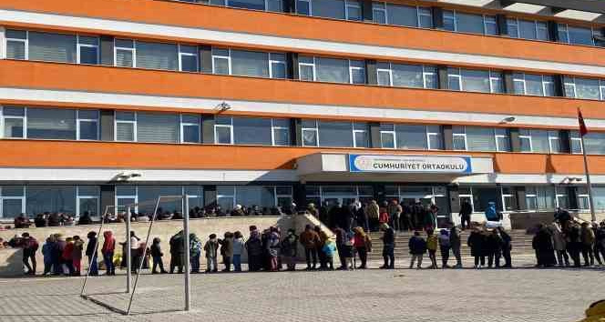 İhlas Vakfı yardım tırlarıyla deprem bölgesinde