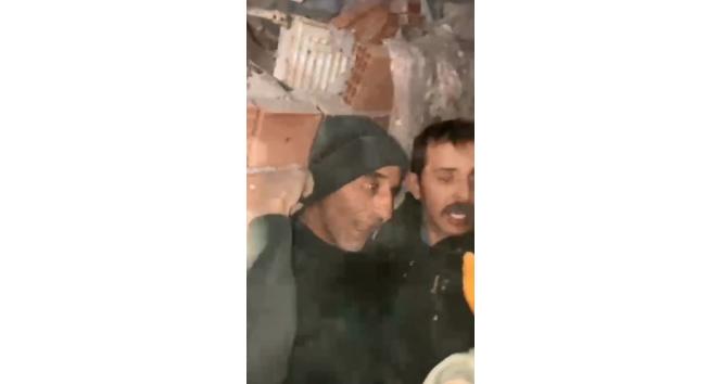 Enkazdan 66 saat sonra çıkarıldı, şehadet parmağını havaya kaldırarak "Allah işinizi rast getirsin; Allahu Ekber" dedi