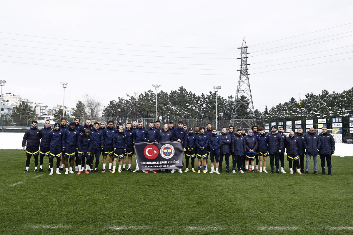 Fenerbahçe’den destek pankartı: &#039;Ülkemizin başı sağ olsun&#039;