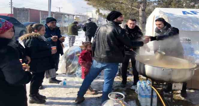 Bitlis polisinden depremzedelere şefkat eli