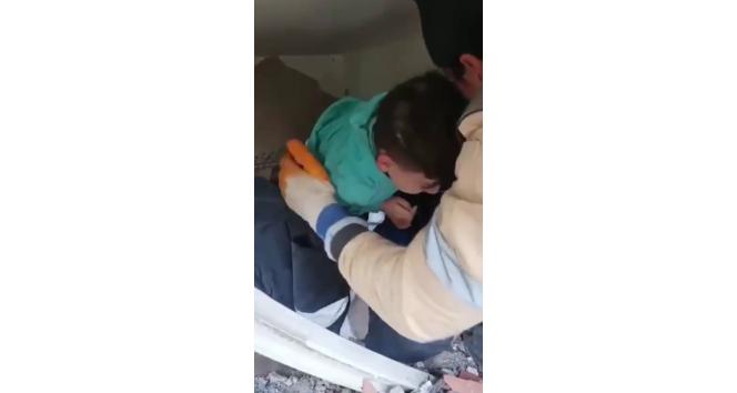 Madenciler enkaz altındaki çocuğu kurtardı